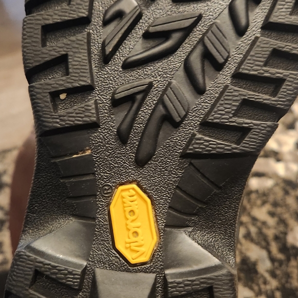 Ugg Brantling size 8 waterproof.  Vibram Sole - Picture 7 of 9